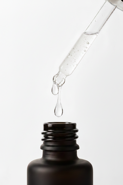Transparente Textur von Sensitiv Glow Peel 5% in der Pipette